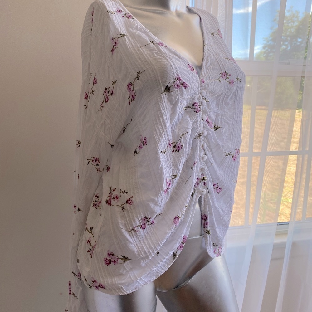 Skylar + Madison floral White Blouse Size L. New without tags.